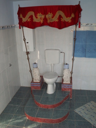 Casa de vacanţă „Codalb“ (73 m²) : Tronul – monarhii detronaţi găsesc aici consolare!<br><scan class="Small Italic">(dacă identitatea este dovedită 10% reducere de preţ, chiar şi pentru cele mai mici monarhii)</scan>