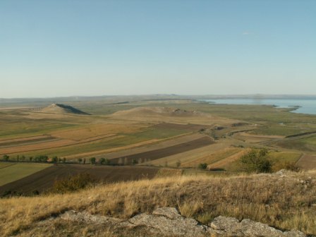 Vue de la lisière nord-est de la forêt de Babadag vers la citadelle Herakleea et le lac Razim
