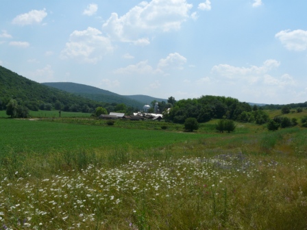 La vallée de la Slava avec le monastère des Vieux Croyants Uspenia en juin